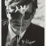 Andy Warhol with Flower, 1961, stampa in gelatina © Gagosian Gallery