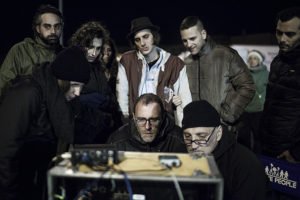 Gli attori e Mastandrea al lavoro sul set © Matteo Graia