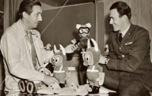 Walt Disney e Roald Dahl con alcuni pupazzi del progetto The Gremlins