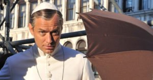 Jude Law nei panni di Lenny Belardo, alias Papa Pio XIII, sul set di 'The Young Pope'