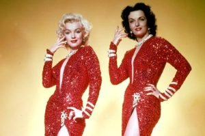 Marilyn Monroe e Jane Russell in un'immagine promozionale de "Gli uomini preferiscono le bionde" (1953)