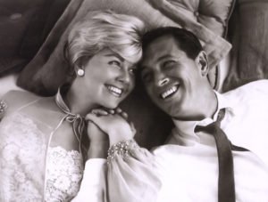 Doris Day e Rock Hudson in una foto promozionale di "Amore, ritorna!" (1961)