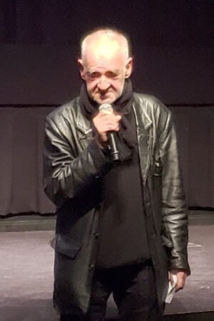regista ungherese bela tarr al tiff 2018 con microfono in mano vestito di nero con giacca in pelle