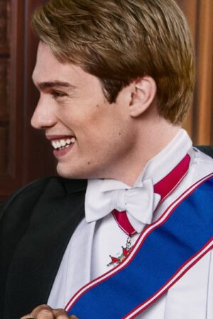 nicholas galitzine vestito come un principe britannico tipo prince harry nel film rosso bianco e sangue blu del 2023 con fascia blu e abito di gala