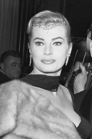 anita ekberg nel 1958 con diadema sulla fronte pelliccia sulla spalla e stola di seta al collo