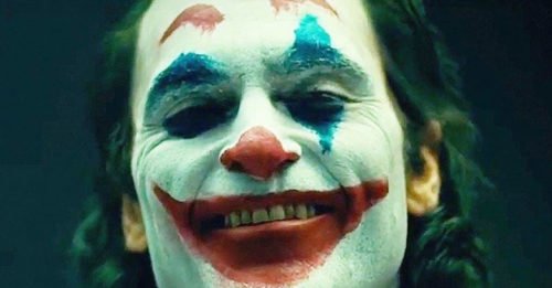 “Joker”, il film con Joaquin Phoenix: clown, follia e caos