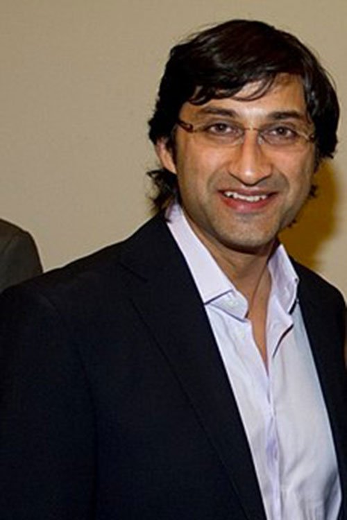 asif kapadia giacca e camicia con occhiali