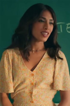 Evin Ahmad attrice trailer who is erin carter con vestito giallo davanti a una lavagna verde