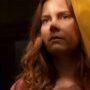maggio 2021 novita netflix catalogo film la donna alla finestra amy adams tenda gialla capelli lunghi