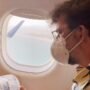 nanni moretti in aereo cannes 2021 mascherina occhiali camicia hawaiiana