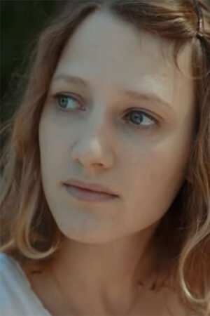 Yile Yara Vianello attrice nel trailer del film la bella estate capelli biondi corti