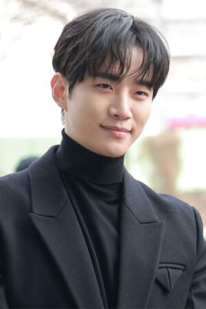 Lee Jun-ho attore coreano vestito nero con maglia nera a dolcevita