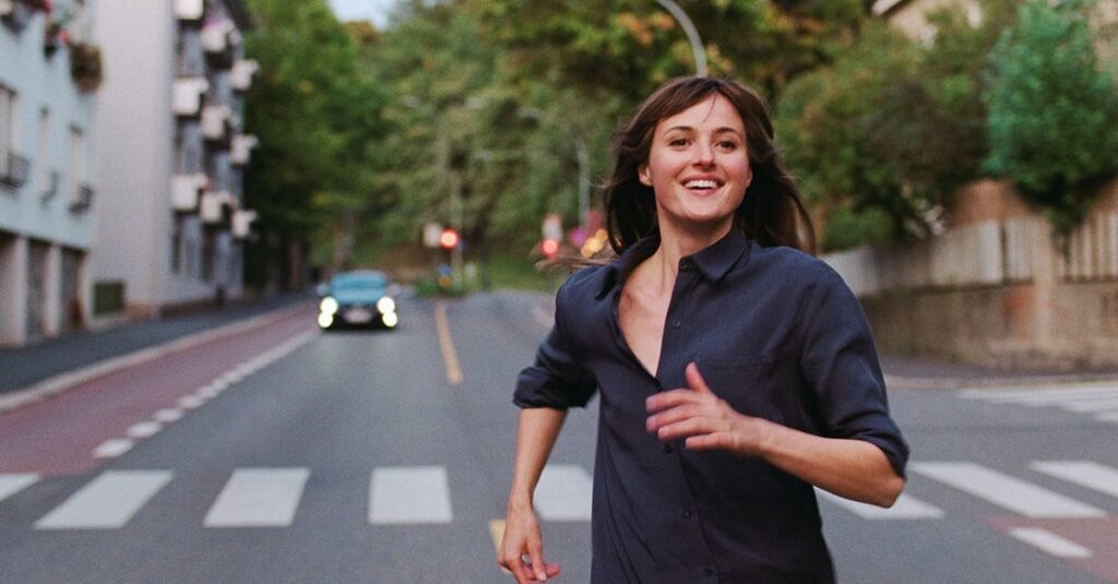 la persona peggiore del mondo film julie reinata rensve corre sorridendo per la strada