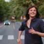la persona peggiore del mondo film julie reinata rensve corre sorridendo per la strada