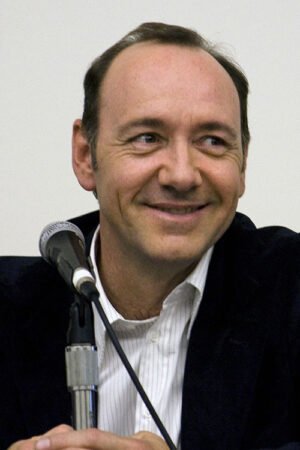 kevin spacey sorridente in conferenza stampa