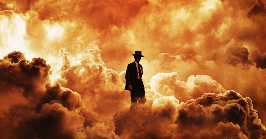 oppenheimer cillian murphy con cappello in mezzo a una nube infuocata esplosione nucleare