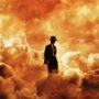 oppenheimer cillian murphy con cappello in mezzo a una nube infuocata esplosione nucleare