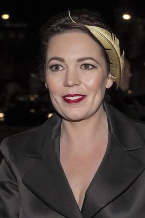 olivia colman attrice nel 2014 con rossetto rosso e penna dorata tra i capelli