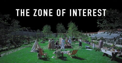 la zona d'interesse film immagine promozionale con titolo in inglese giardino con sdraio e fondo nero