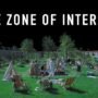 la zona d'interesse film immagine promozionale con titolo in inglese giardino con sdraio e fondo nero