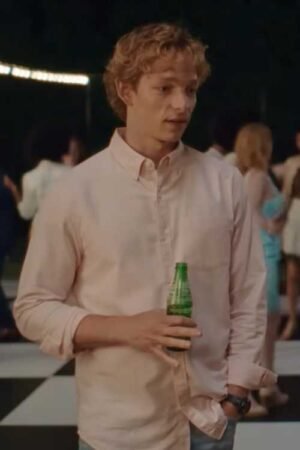 mike faist nel trailer del film challengers di luca guadagnino capelli biondi camicia rosa tiene in mano una bottiglia di birra